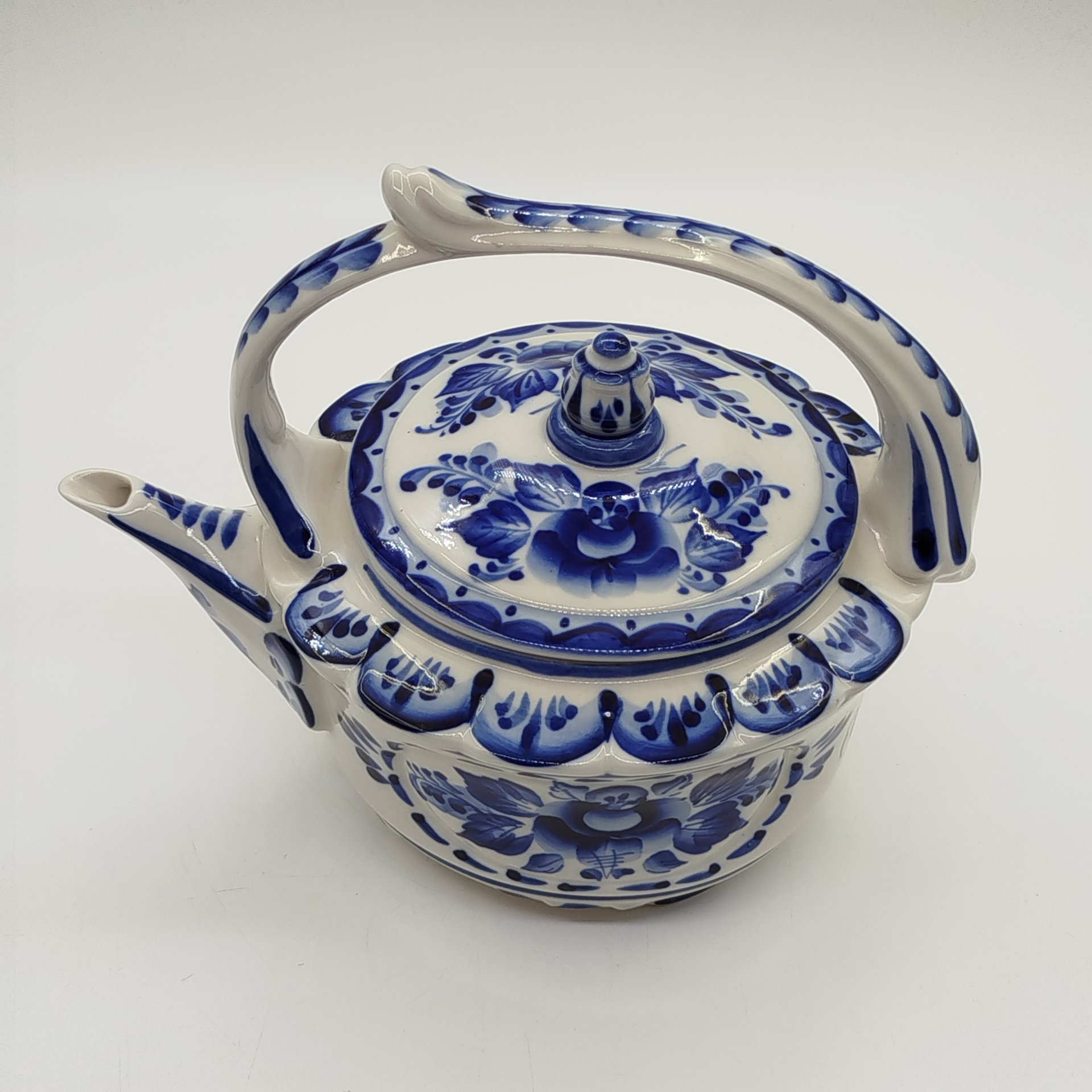 Чайник заварочный, украшенный цветочными мотивами на тулове