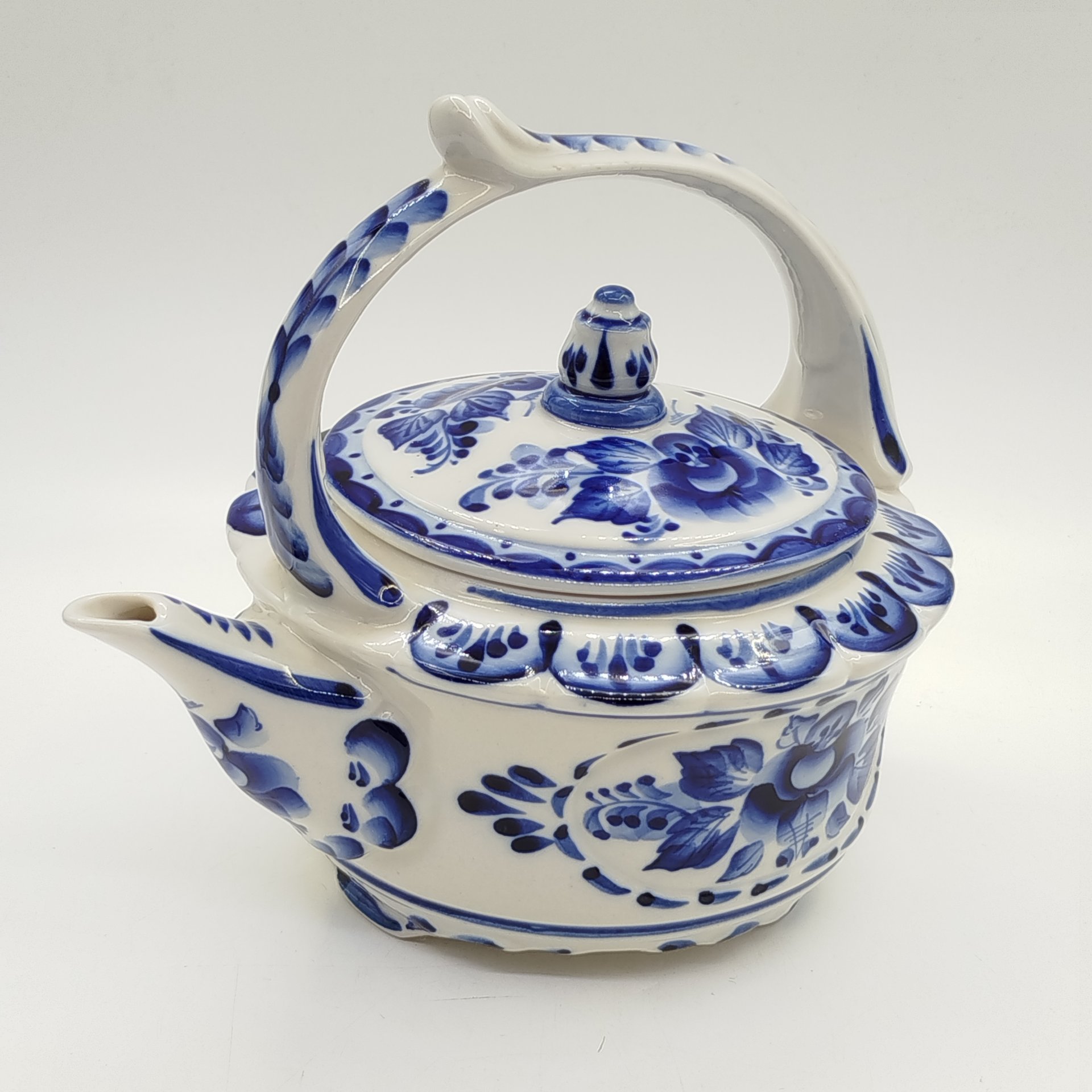 Чайник заварочный, украшенный цветочными мотивами на тулове