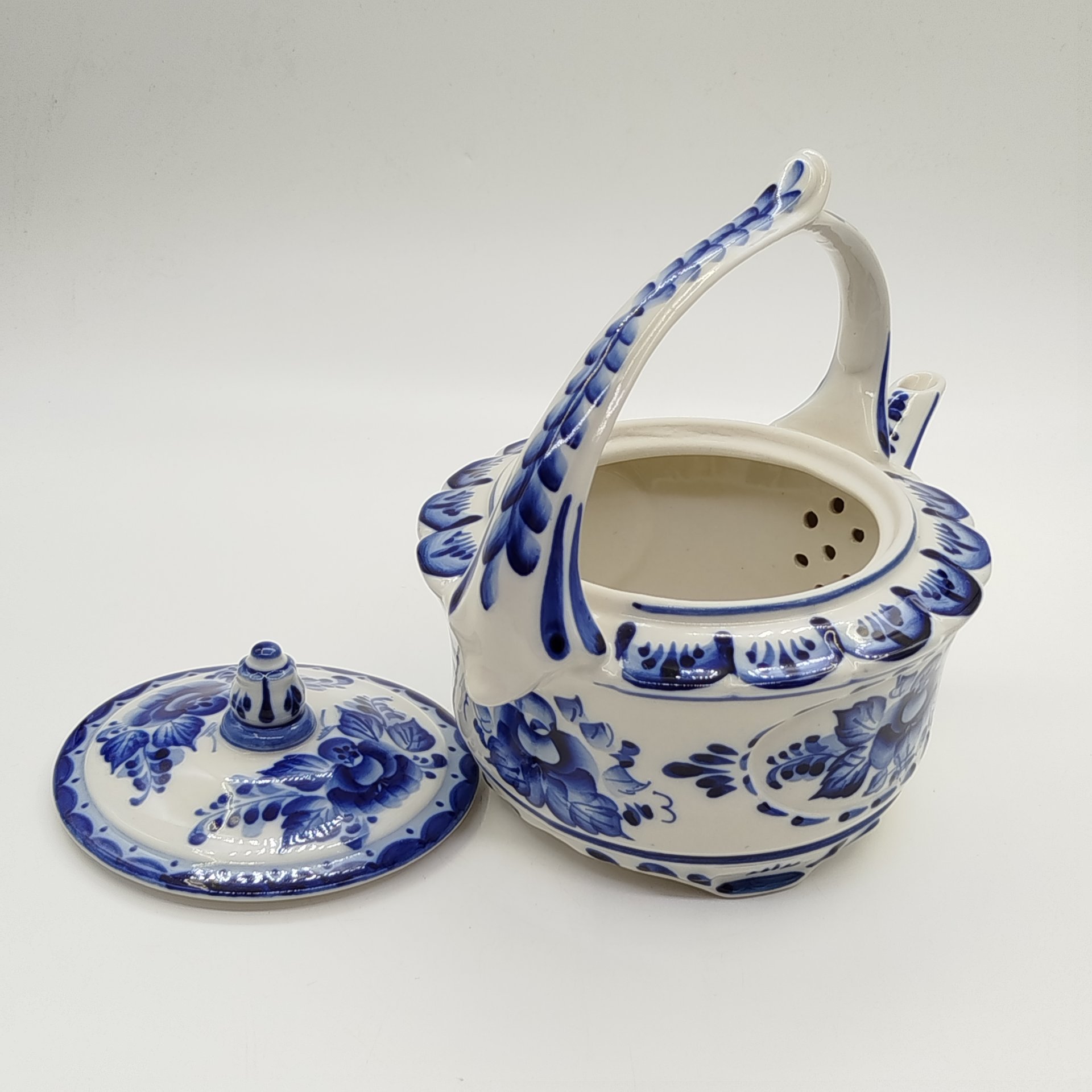 Чайник заварочный, украшенный цветочными мотивами на тулове