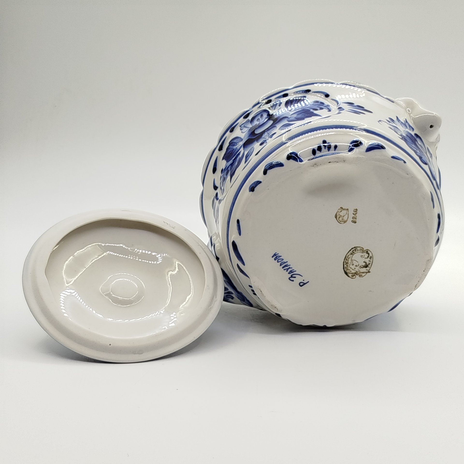 Чайник заварочный, украшенный цветочными мотивами на тулове