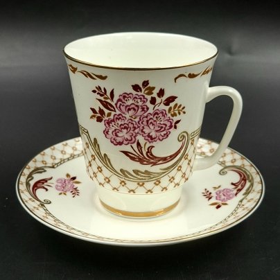 Пара кофейная с декором в виде свадебных колец, букетов и ажурного орнамента, фарфор, деколь, золочение, Ленинградский фарфоровый завод (ЛФЗ), СССР, 1970-1992 гг.