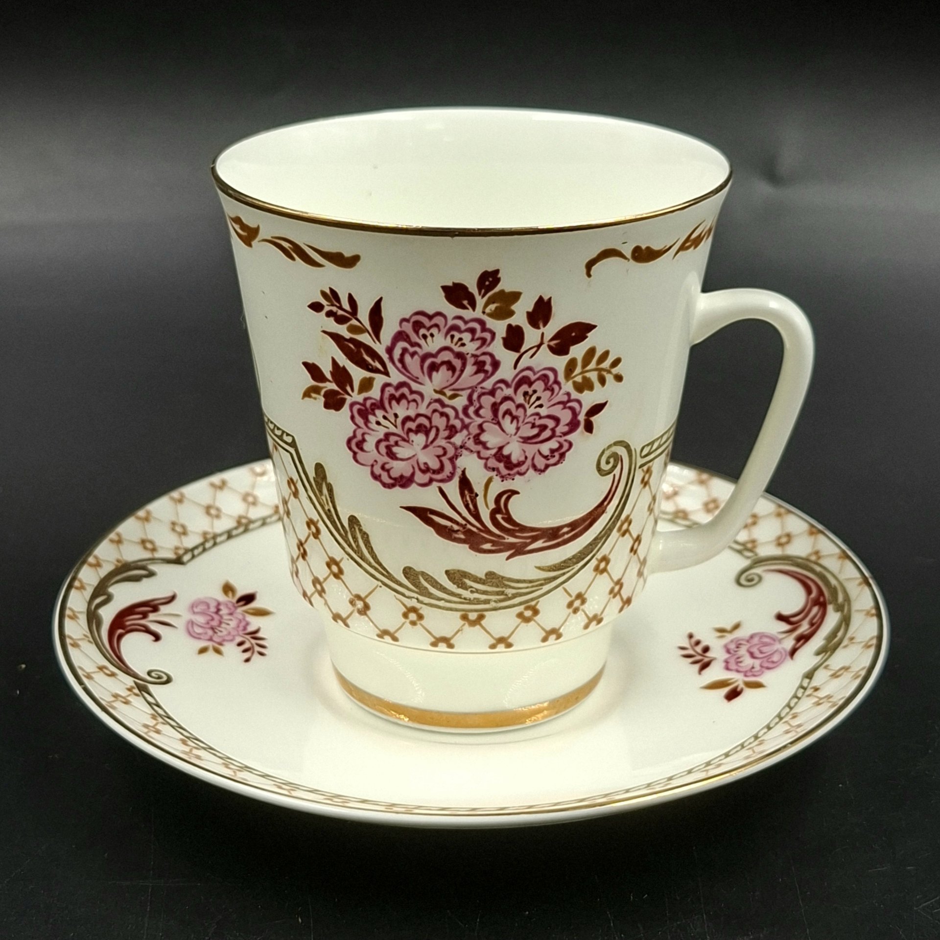 Пара кофейная с декором в виде свадебных колец, букетов и ажурного орнамента, фарфор, деколь, золочение, Ленинградский фарфоровый завод (ЛФЗ), СССР, 1970-1992 гг.