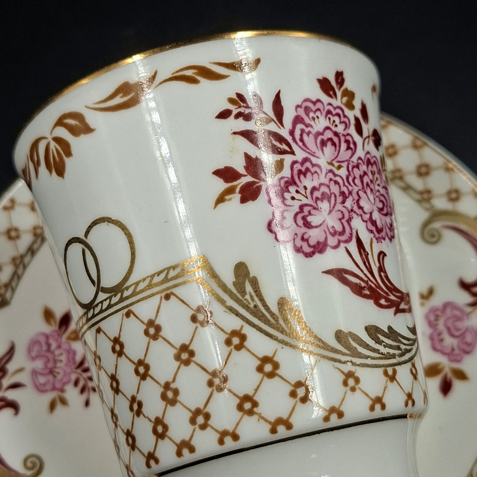 Пара кофейная с декором в виде свадебных колец, букетов и ажурного орнамента, фарфор, деколь, золочение, Ленинградский фарфоровый завод (ЛФЗ), СССР, 1970-1992 гг.