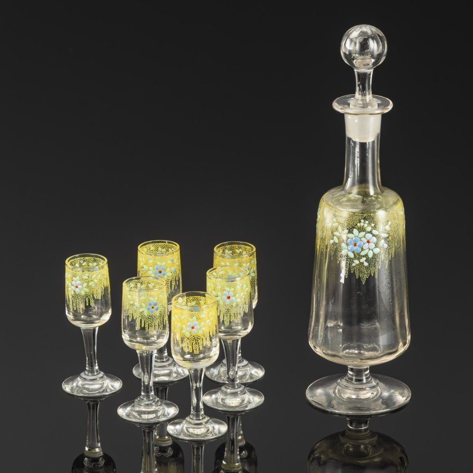 Набор для ликера, состоящий из штофа и рюмок на 6 персон с цветочным декором, стекло, гранение, роспись полихромной эмалью, Франция, 1890-1920 гг.