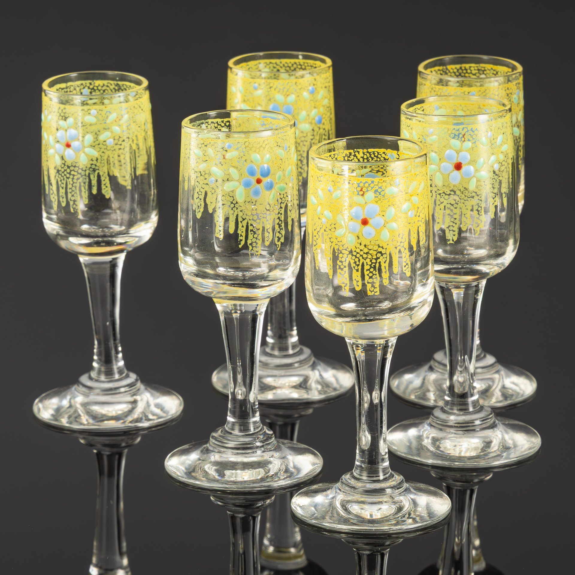 Набор для ликера, состоящий из штофа и рюмок на 6 персон с цветочным декором, стекло, гранение, роспись полихромной эмалью, Франция, 1890-1920 гг.