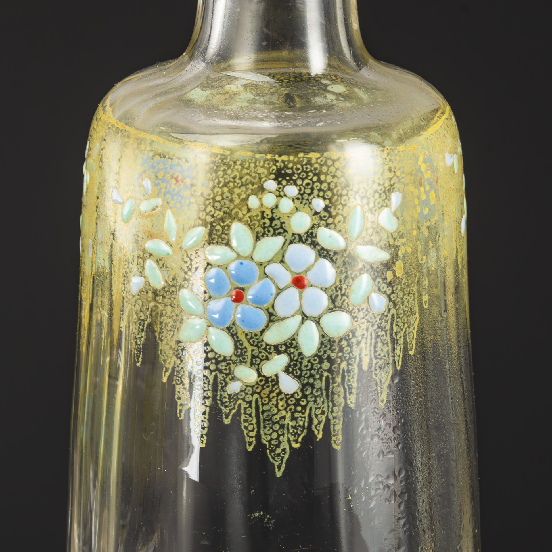 Набор для ликера, состоящий из штофа и рюмок на 6 персон с цветочным декором, стекло, гранение, роспись полихромной эмалью, Франция, 1890-1920 гг.