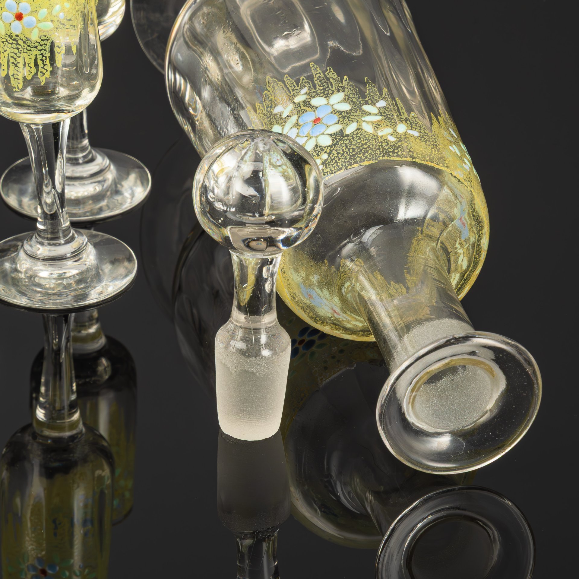 Набор для ликера, состоящий из штофа и рюмок на 6 персон с цветочным декором, стекло, гранение, роспись полихромной эмалью, Франция, 1890-1920 гг.