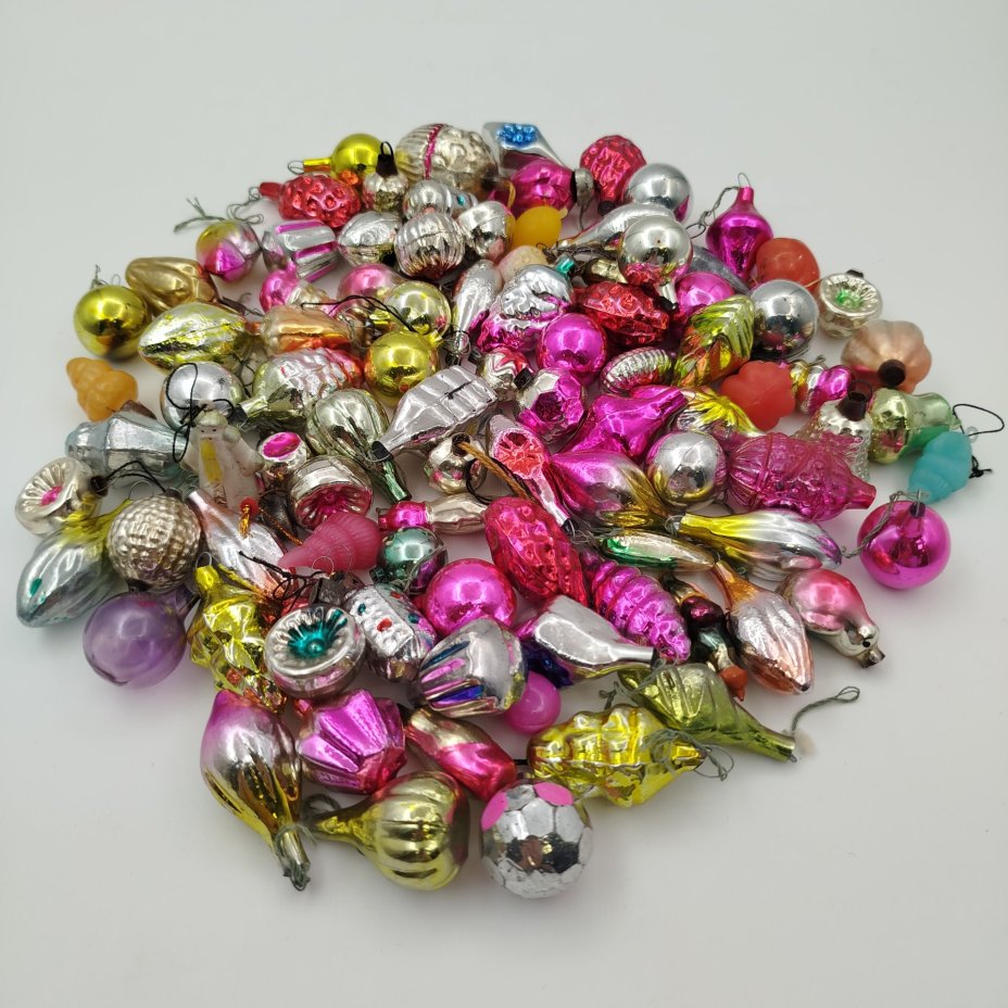 Набор из 94-х различных миниатюрных ёлочных игрушек