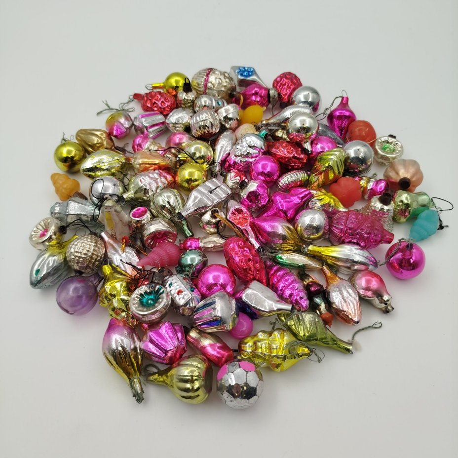 Набор из 94-х различных миниатюрных ёлочных игрушек