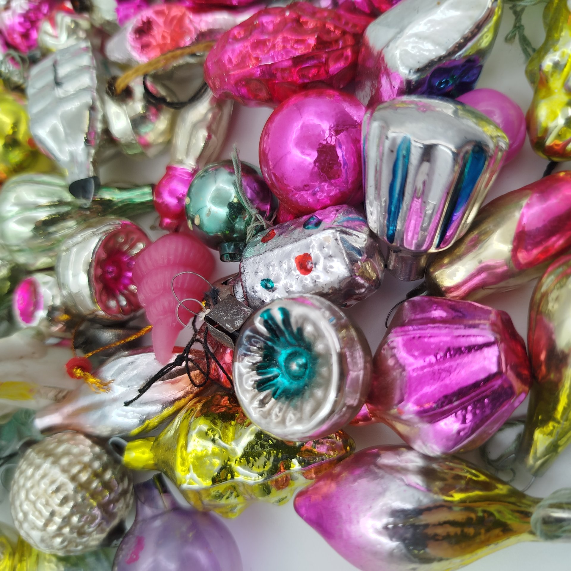 Набор из 94-х различных миниатюрных ёлочных игрушек, стекло, краска, металл, пластик, СССР, 1960-1980 гг.