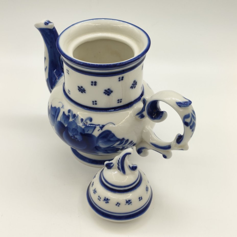 Чайник заварочный "Голубка" с цветочным декором, авт. Рогов, р. Булычева, фарфор, роспись, Гжельский фарфоровый завод, Российская Федерация, 2000-2020 гг.