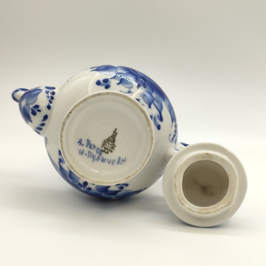 Чайник заварочный "Голубка" с цветочным декором, авт. Рогов, р. Булычева, фарфор, роспись, Гжельский фарфоровый завод, Российская Федерация, 2000-2020 гг.