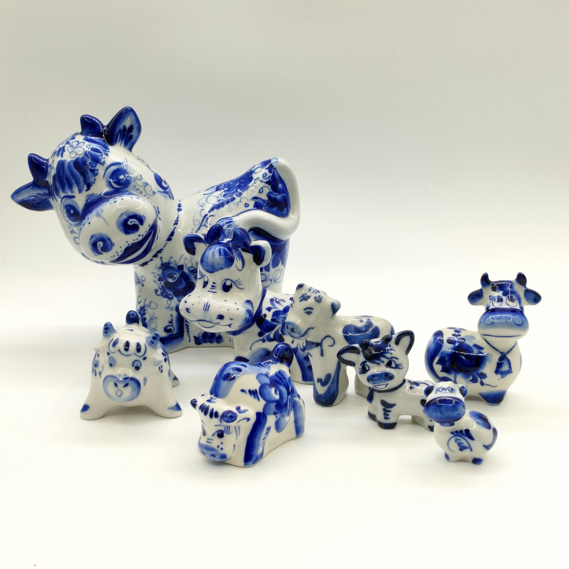 Набор из восьми статуэток "Быки", Гжель, фарфор, роспись, Россия, 1990-2015 гг.