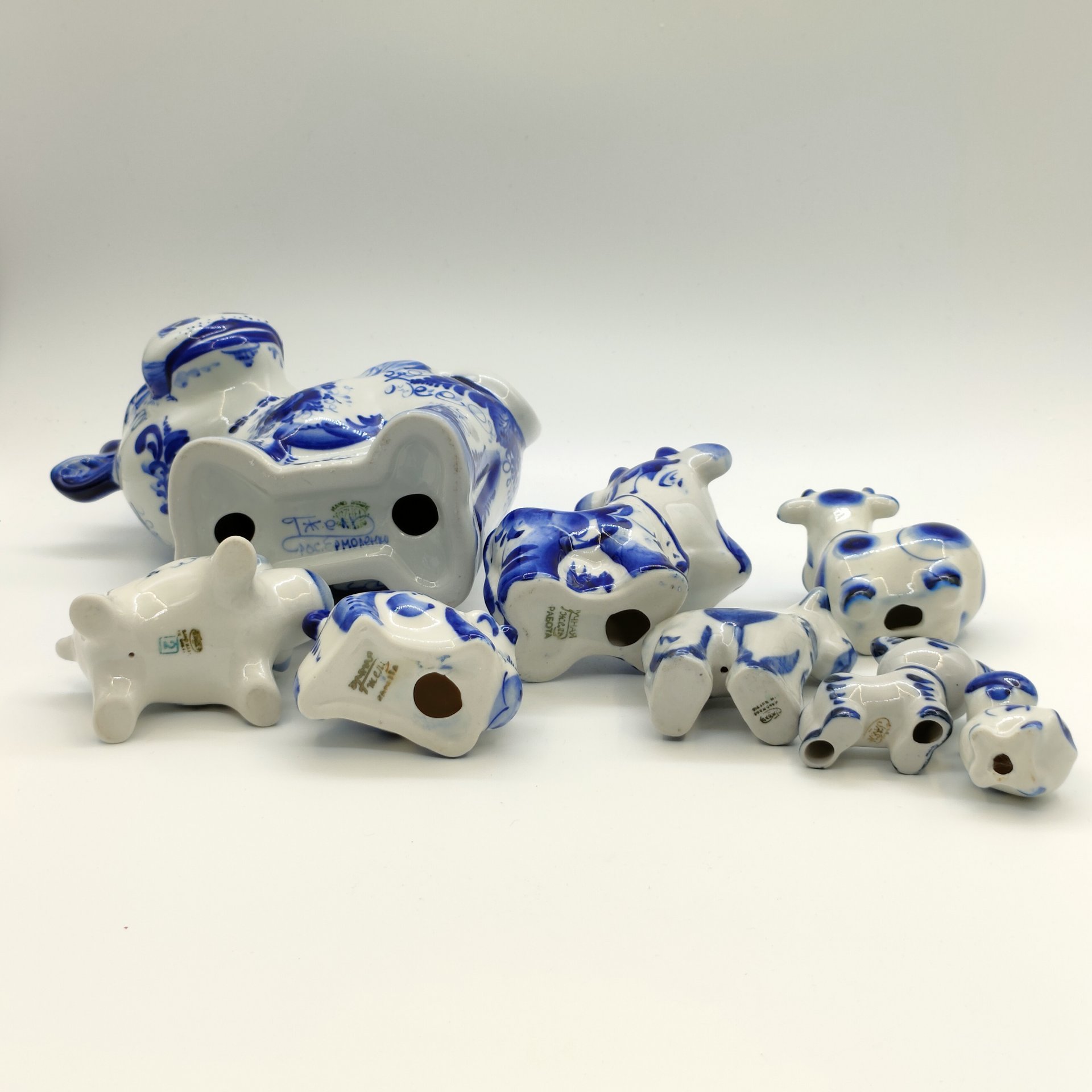 Набор из восьми статуэток "Быки", Гжель, фарфор, роспись, Россия, 1990-2015 гг.