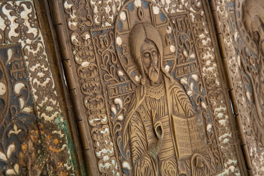 Складень трёхстворчатый «Деисус» (Иисус Христос, Иоанн Креститель и Богоматерь), латунь, синяя и белая эмаль, Российская империя, 1850-1900 гг.