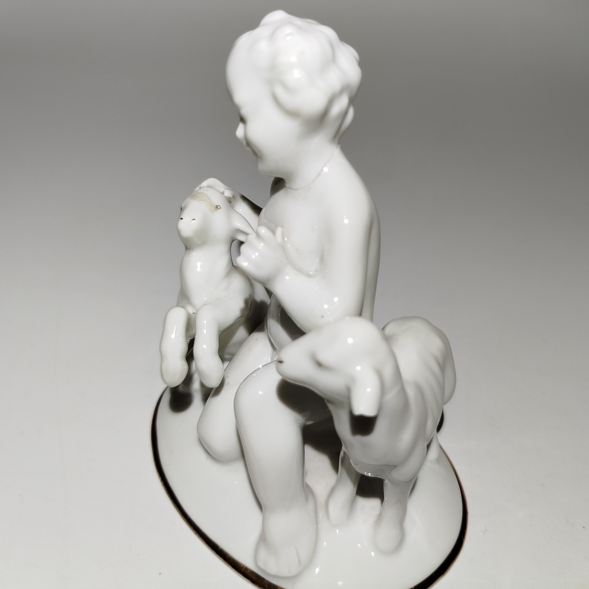 Статуэтка "Путти с барашками", фарфор, золочение, Gerold Porzellan Bavaria, Германия, 1950-1980 гг., Gerold Porzellan Bavaria