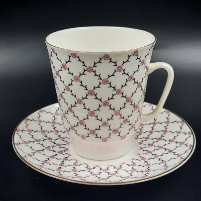 Кофейная пара "Розовая сетка", форма "Майская", автор формы Э.М. Криммер, автор рисунка Л.С. Лобанкова, фарфор, деколь, золочение, Ленинградский фарфоровый завод (ЛФЗ), Россия, 1989-2001 гг.