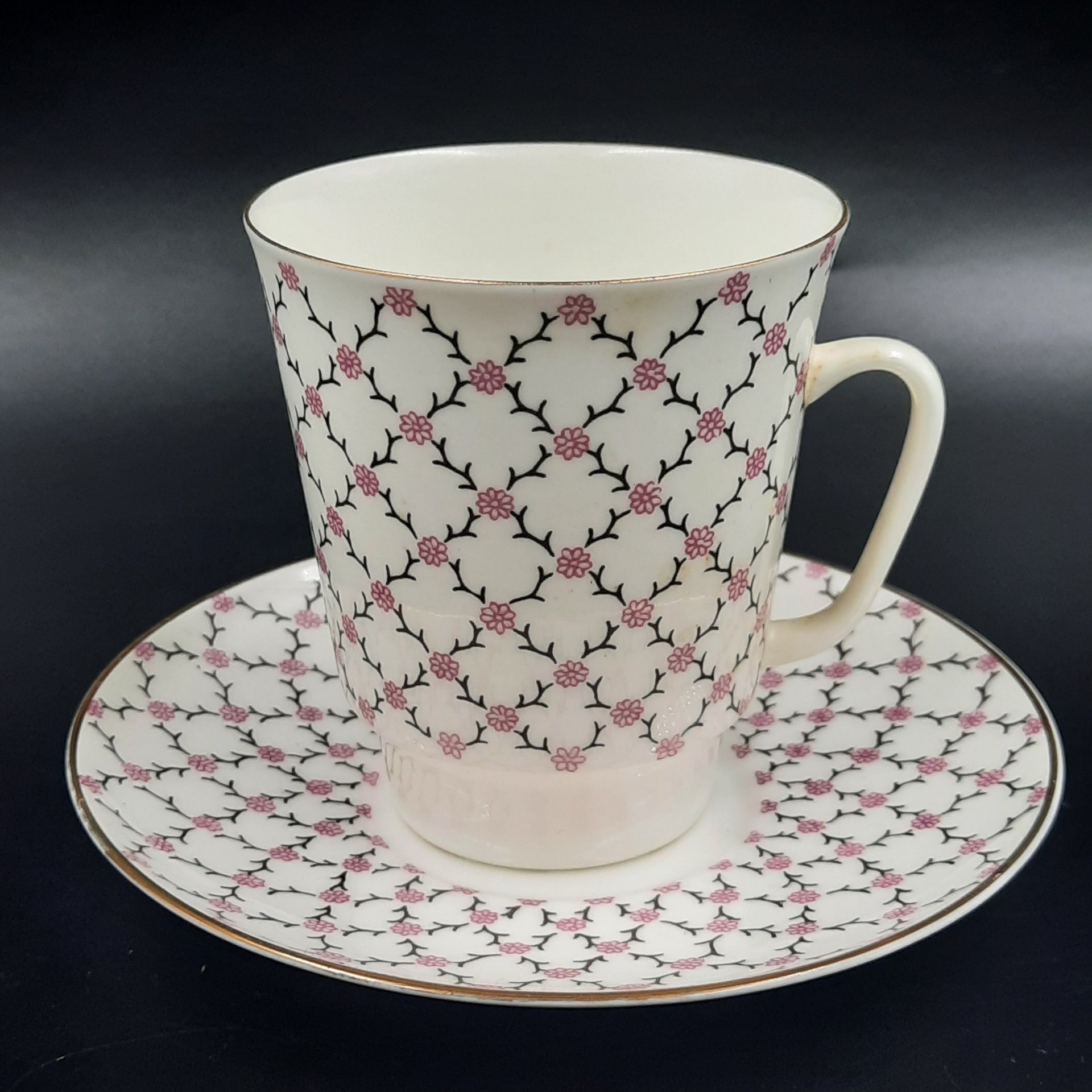 Кофейная пара "Розовая сетка", форма "Майская", автор формы Э.М. Криммер, автор рисунка Л.С. Лобанкова, фарфор, деколь, золочение, Ленинградский фарфоровый завод (ЛФЗ), Россия, 1989-2001 гг.