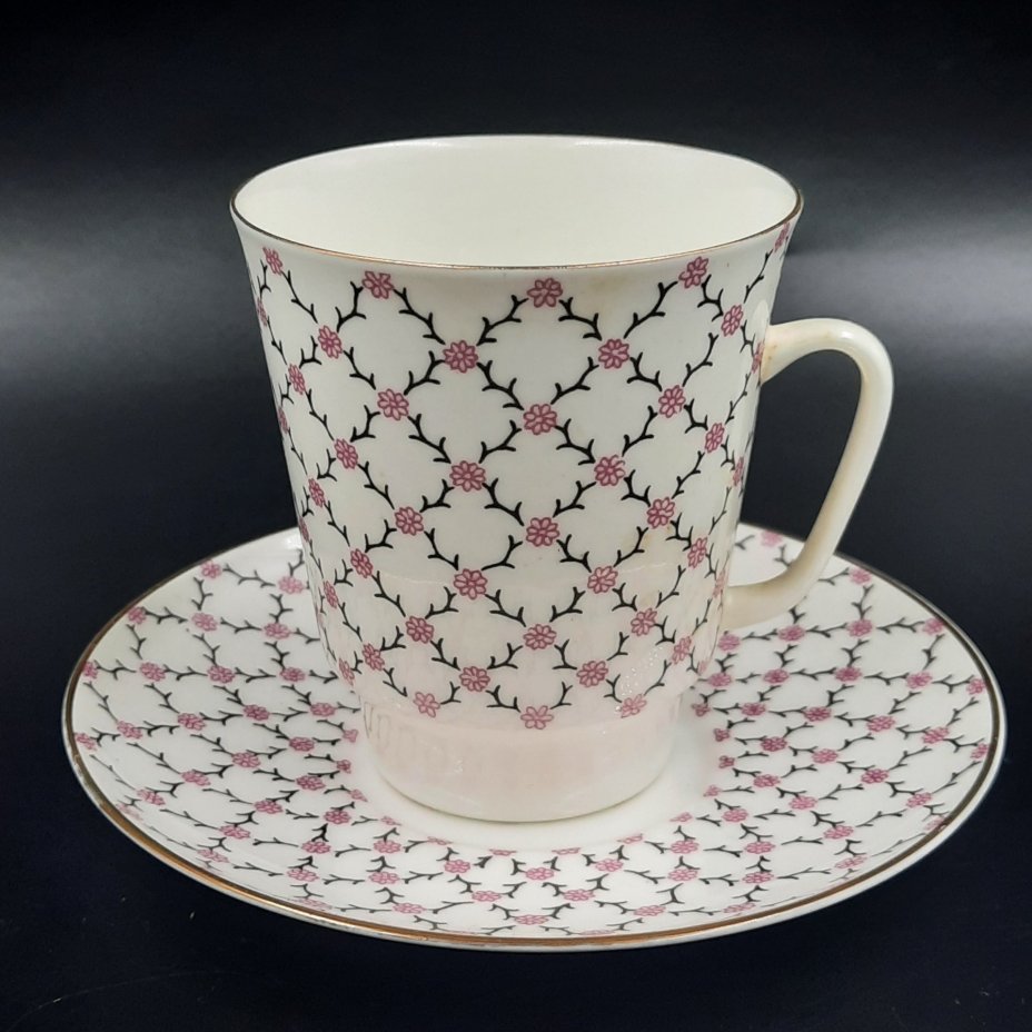 Кофейная пара "Розовая сетка", форма "Майская", автор формы Э.М. Криммер, автор рисунка Л.С. Лобанкова, фарфор, деколь, золочение, Ленинградский фарфоровый завод (ЛФЗ), Россия, 1989-2001 гг.