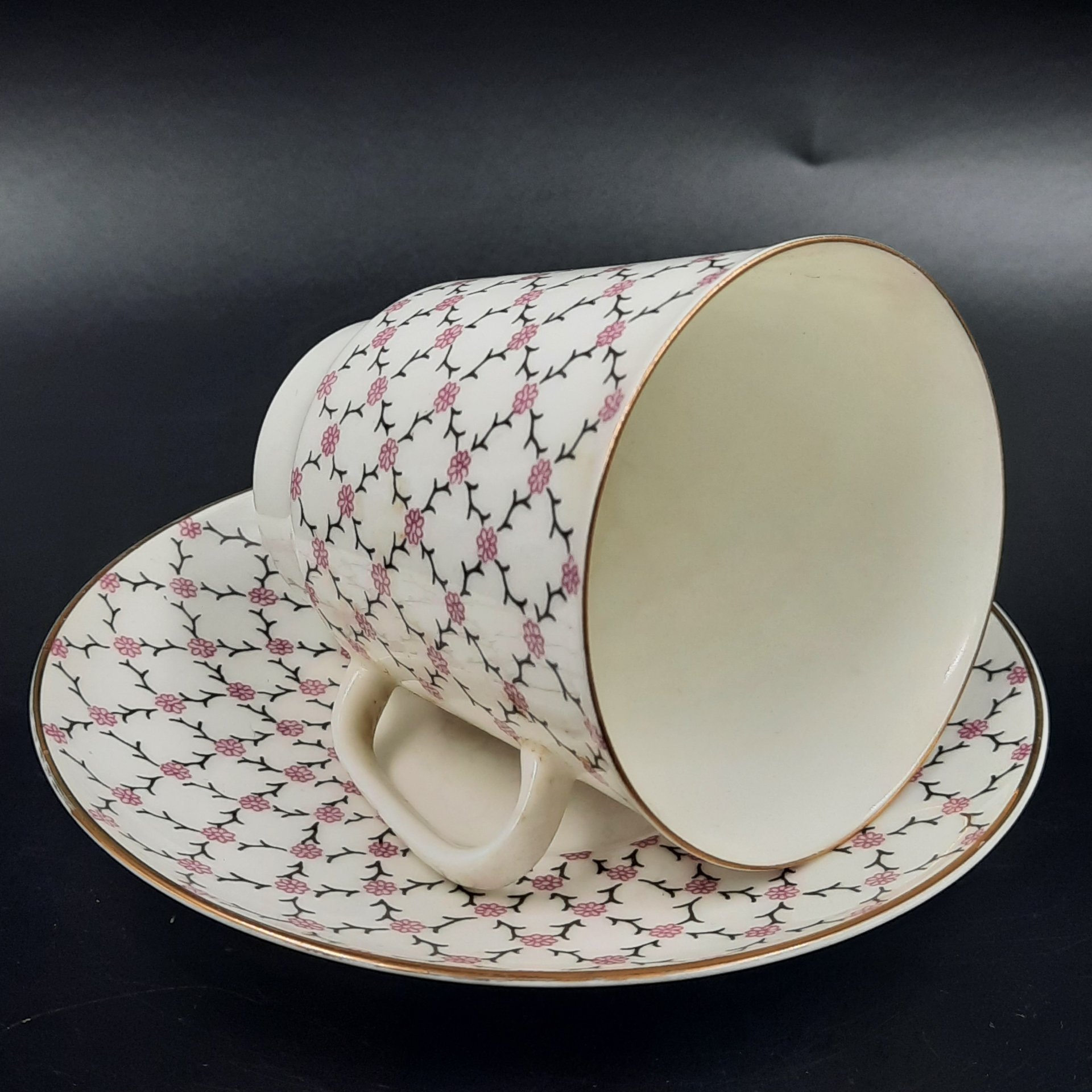 Кофейная пара "Розовая сетка", форма "Майская", автор формы Э.М. Криммер, автор рисунка Л.С. Лобанкова, фарфор, деколь, золочение, Ленинградский фарфоровый завод (ЛФЗ), Россия, 1989-2001 гг.