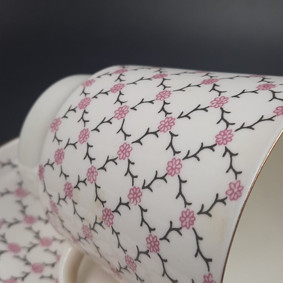 Кофейная пара "Розовая сетка", форма "Майская", автор формы Э.М. Криммер, автор рисунка Л.С. Лобанкова, фарфор, деколь, золочение, Ленинградский фарфоровый завод (ЛФЗ), Россия, 1989-2001 гг.