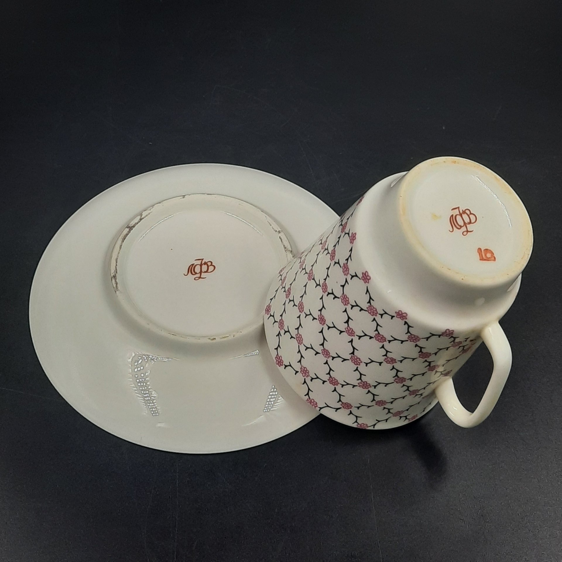 Кофейная пара "Розовая сетка", форма "Майская", автор формы Э.М. Криммер, автор рисунка Л.С. Лобанкова, фарфор, деколь, золочение, Ленинградский фарфоровый завод (ЛФЗ), Россия, 1989-2001 гг.