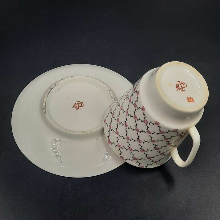 Кофейная пара "Розовая сетка", форма "Майская", автор формы Э.М. Криммер, автор рисунка Л.С. Лобанкова, фарфор, деколь, золочение, Ленинградский фарфоровый завод (ЛФЗ), Россия, 1989-2001 гг.