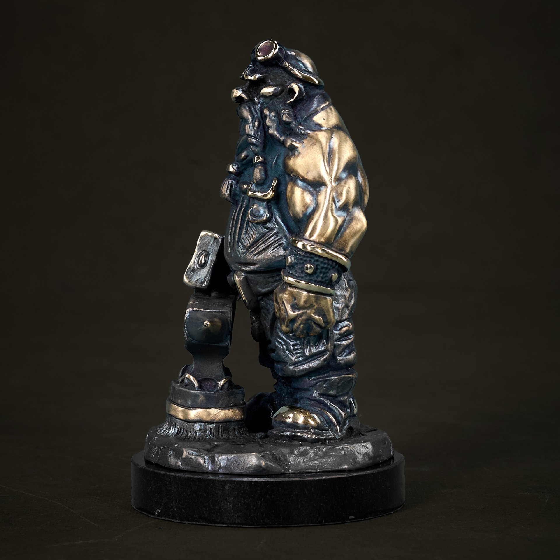 Статуэтка «Koval» ("Кузнец) в брендированной упаковке и с сертификатом подлинности