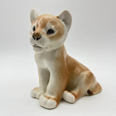 Статуэтка "Львенок сидящий", скульптор Воробьев Б.Я., фарфор, аэрография, роспись, Ленинградский фарфоровый завод (ЛФЗ), СССР, 1970-1990 гг.