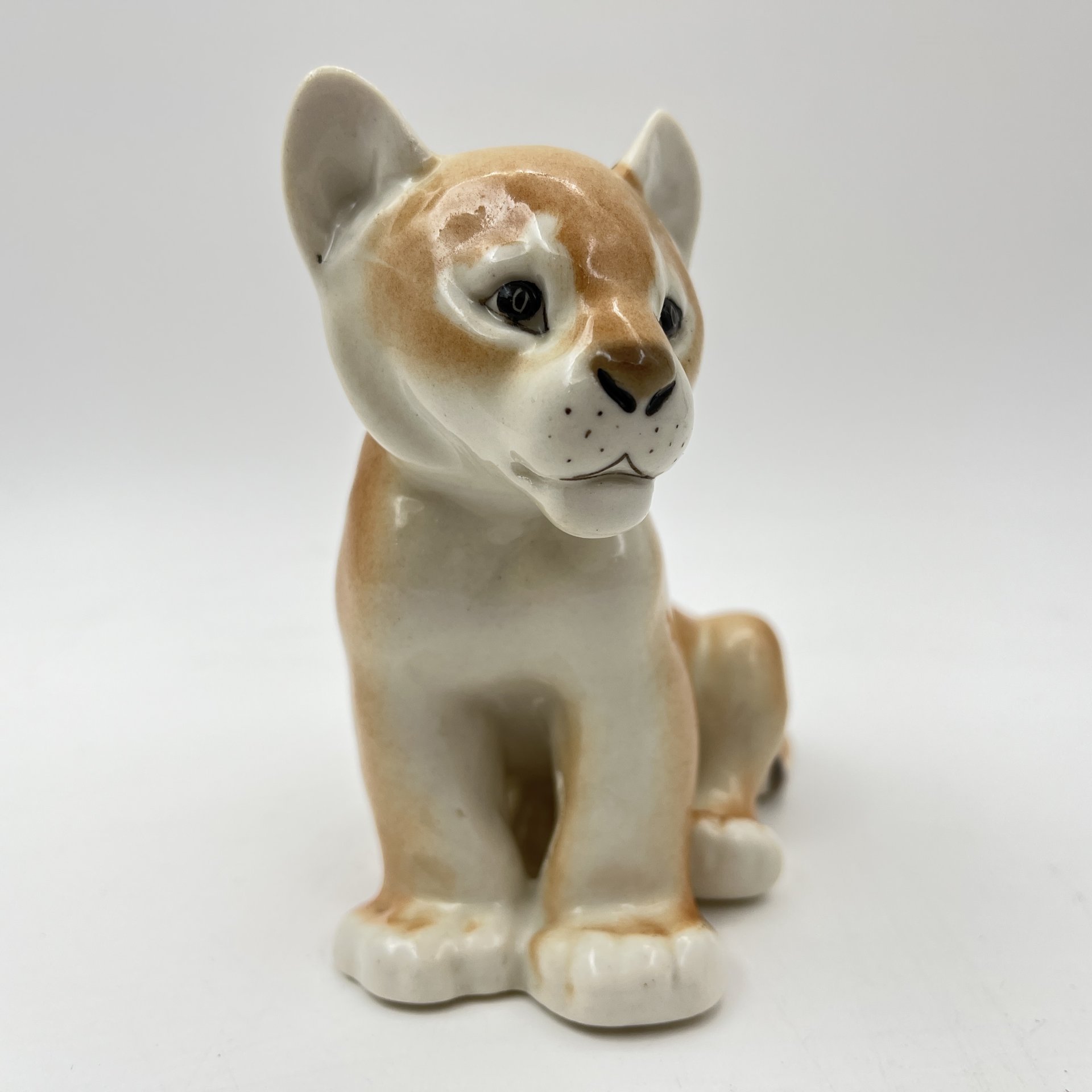 Статуэтка "Львенок сидящий", скульптор Воробьев Б.Я., фарфор, аэрография, роспись, Ленинградский фарфоровый завод (ЛФЗ), СССР, 1970-1990 гг.