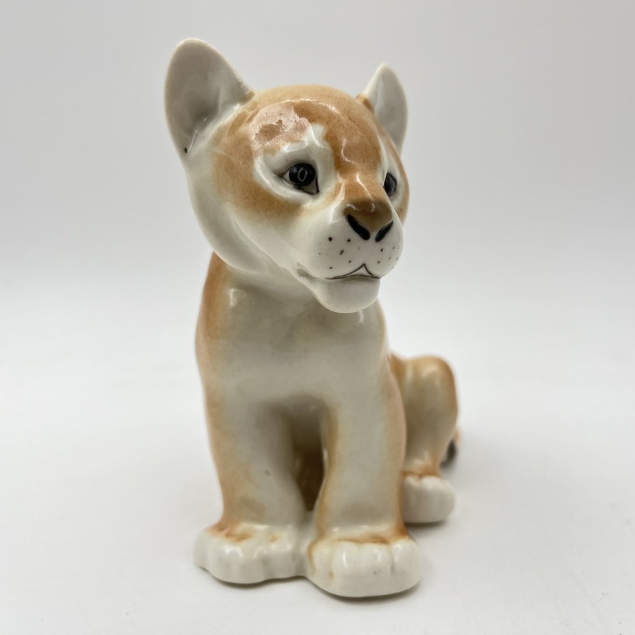 Статуэтка "Львенок сидящий", скульптор Воробьев Б.Я., фарфор, аэрография, роспись, Ленинградский фарфоровый завод (ЛФЗ), СССР, 1970-1990 гг.