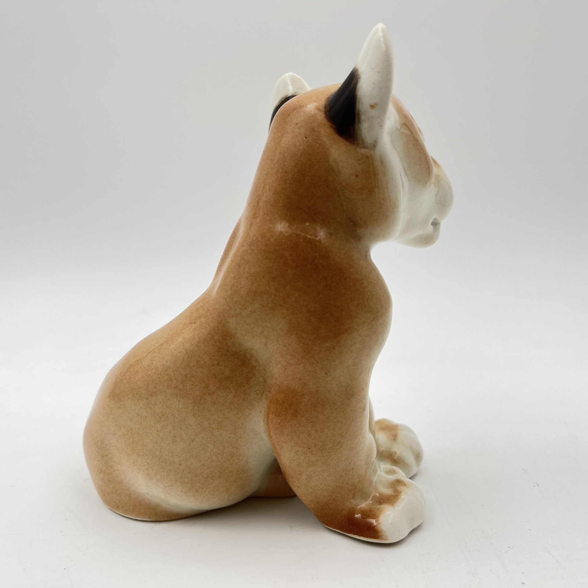 Статуэтка "Львенок сидящий", скульптор Воробьев Б.Я., фарфор, аэрография, роспись, Ленинградский фарфоровый завод (ЛФЗ), СССР, 1970-1990 гг.