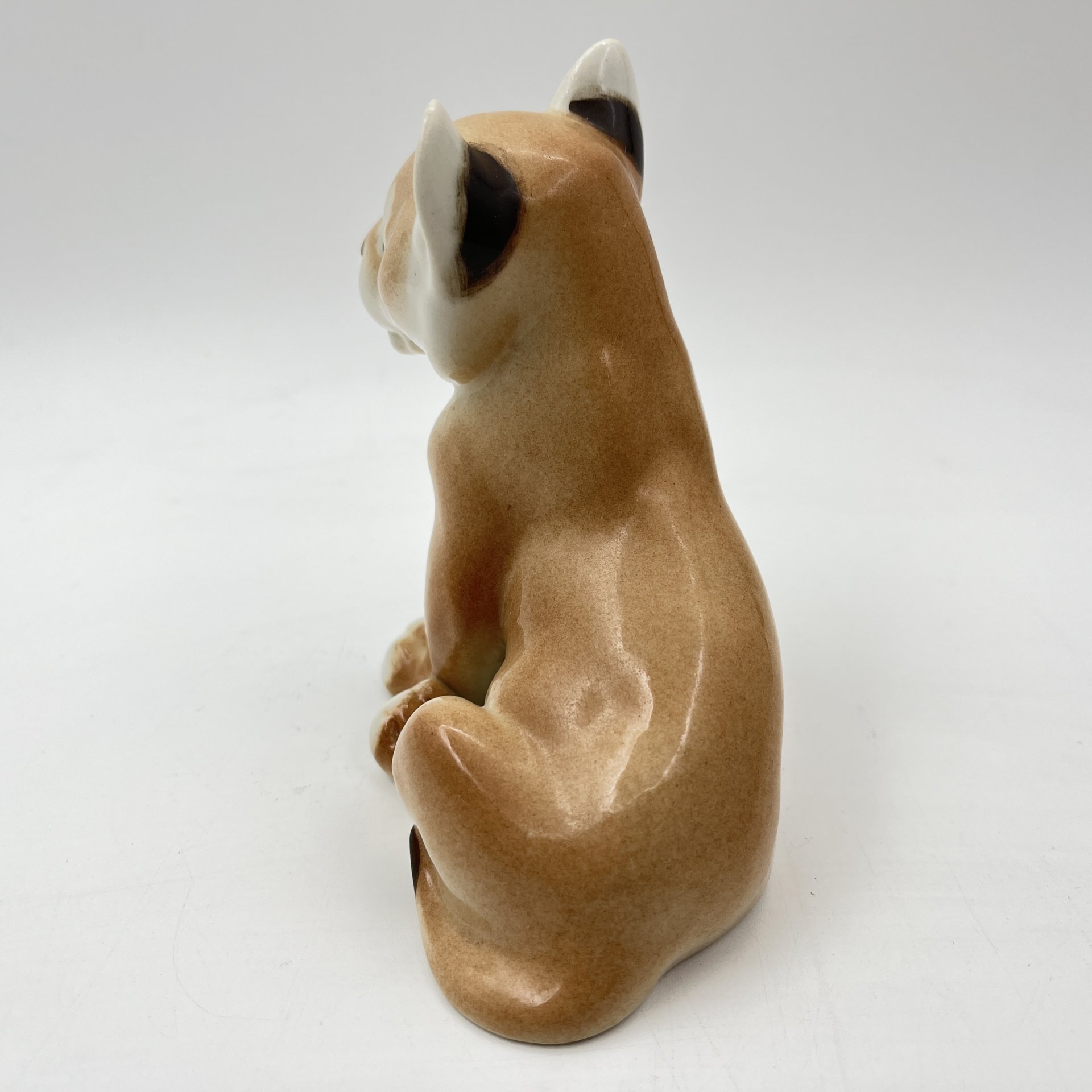 Статуэтка "Львенок сидящий", скульптор Воробьев Б.Я., фарфор, аэрография, роспись, Ленинградский фарфоровый завод (ЛФЗ), СССР, 1970-1990 гг.