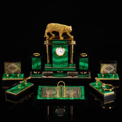 Письменный набор "Тигр" (6 предметов) в подарочной упаковке, малахит, бронза, долерит, металл, золочение, травление, Златоуст, Российская Федерация, 2025 г.