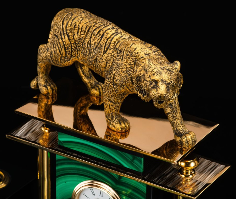 Письменный набор "Тигр" (6 предметов) в подарочной упаковке, малахит, бронза, долерит, металл, золочение, травление, Златоуст, Российская Федерация, 2025 г.