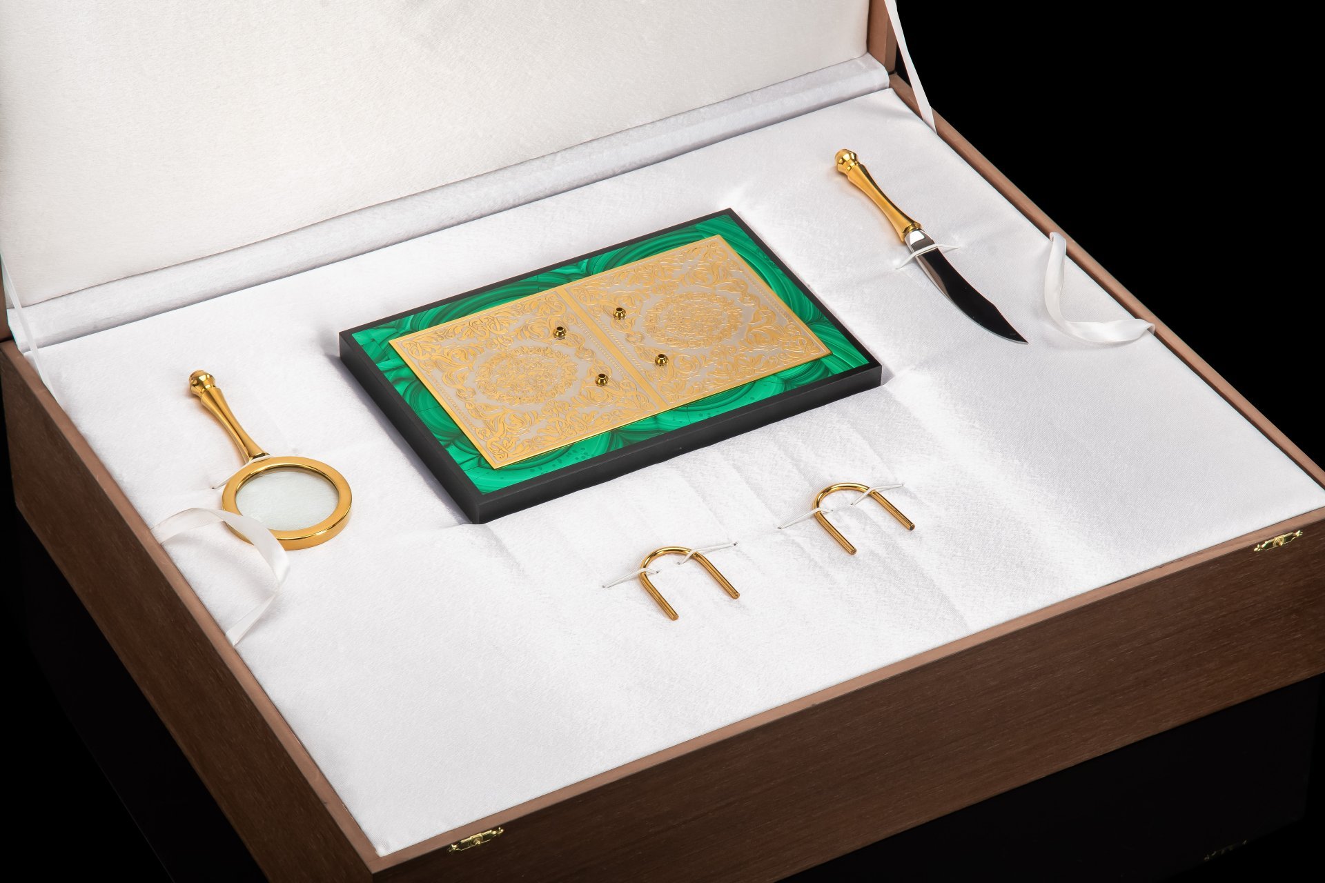 Письменный набор "Тигр" (6 предметов) в подарочной упаковке, малахит, бронза, долерит, металл, золочение, травление, Златоуст, Российская Федерация, 2025 г.