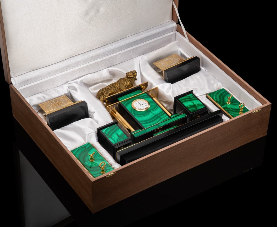 Письменный набор "Тигр" (6 предметов) в подарочной упаковке, малахит, бронза, долерит, металл, золочение, травление, Златоуст, Российская Федерация, 2025 г.