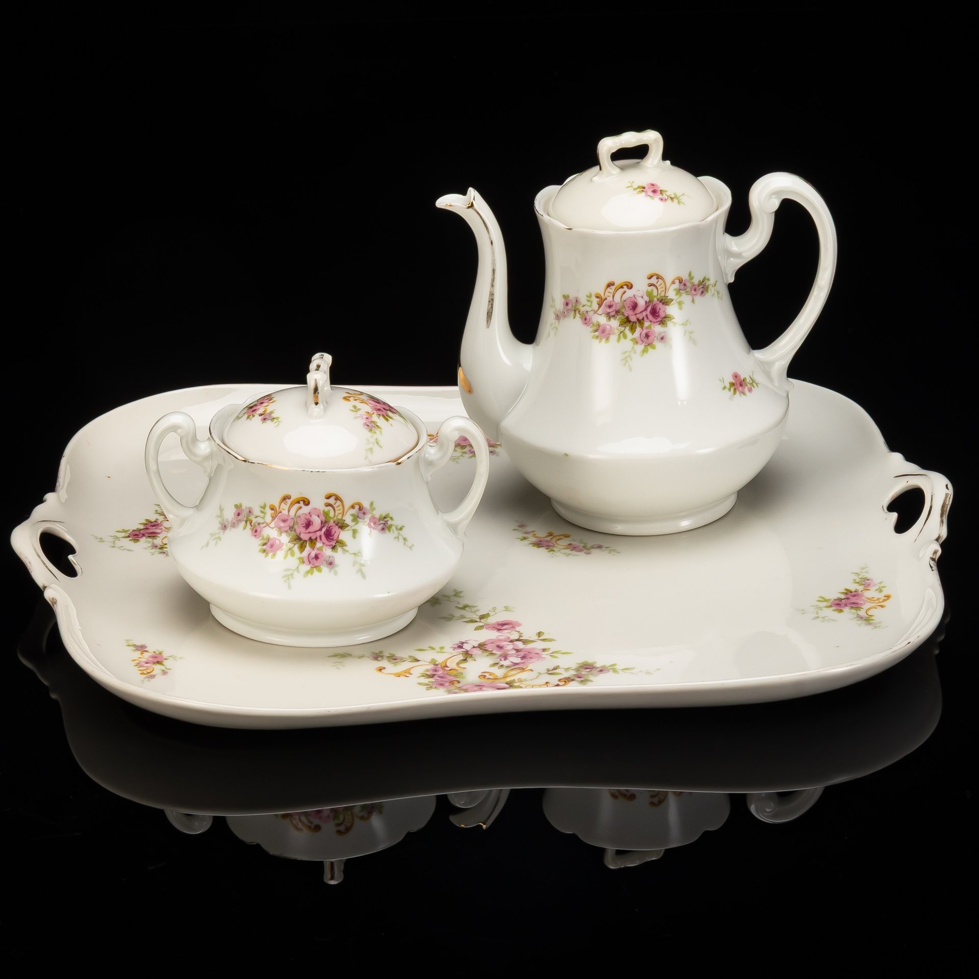 Набор для подачи чая/кофе (чайник, сахарница, поднос), украшенный цветочным декором, Jean Boyer Limoges, фарфор, деколь, золлчение, Франция, 1919-1930 гг.
