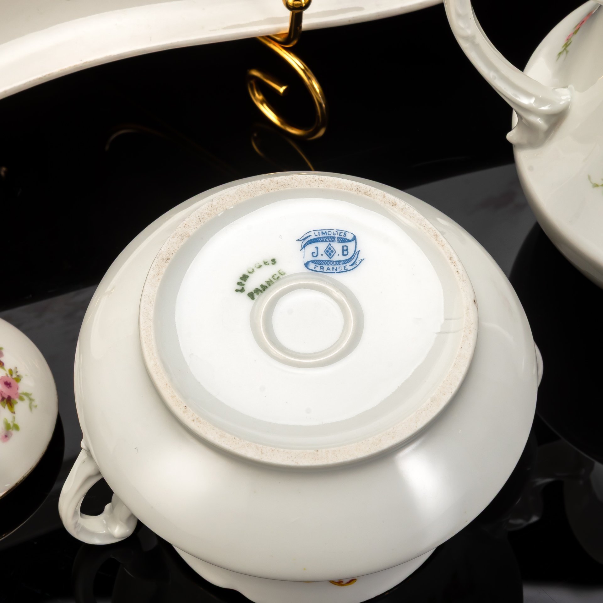 Набор для подачи чая/кофе (чайник, сахарница, поднос), украшенный цветочным декором, Jean Boyer Limoges, фарфор, деколь, золлчение, Франция, 1919-1930 гг.