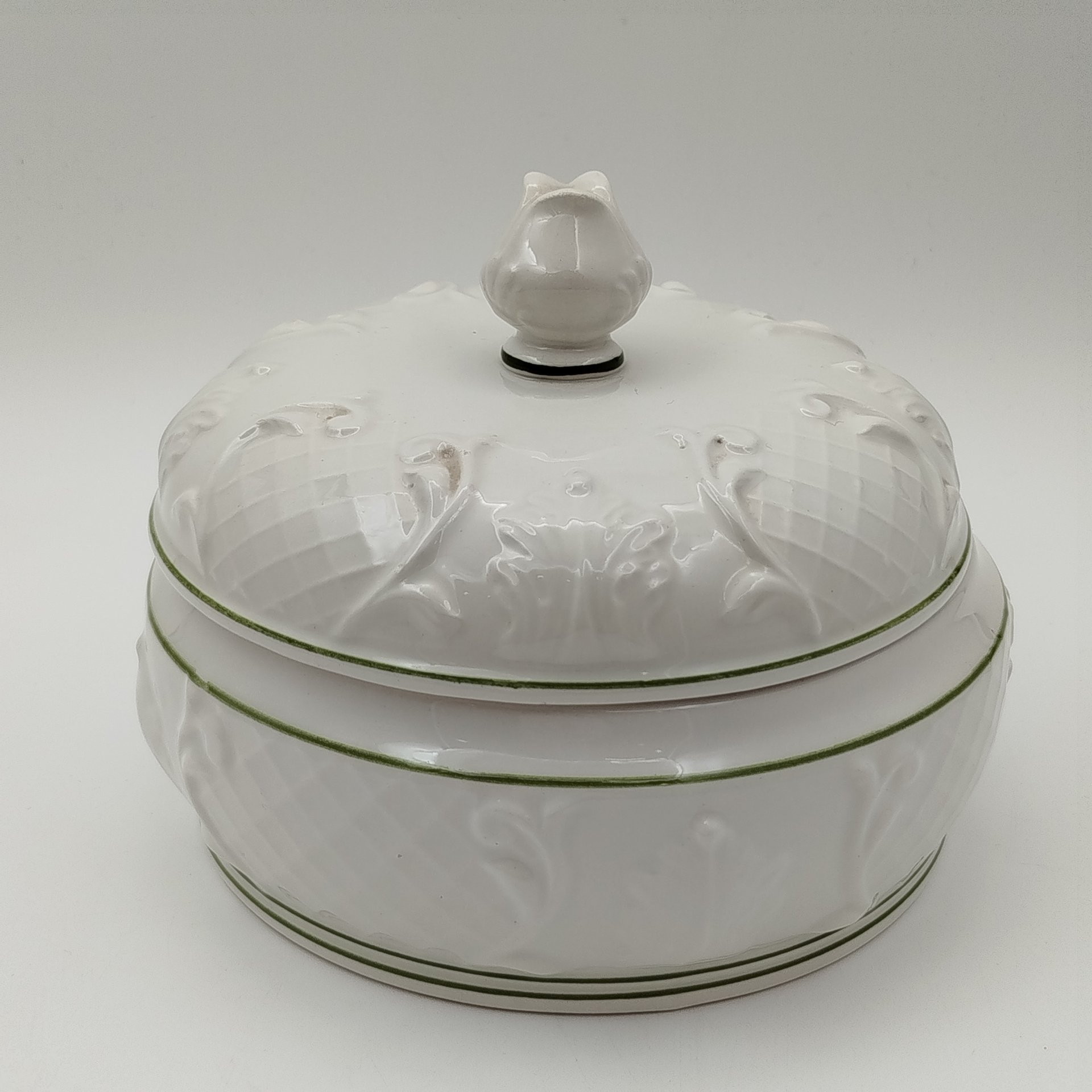 Бонбоньерка с рельефным декором, фаянс, Италия, 1960-1980 гг.