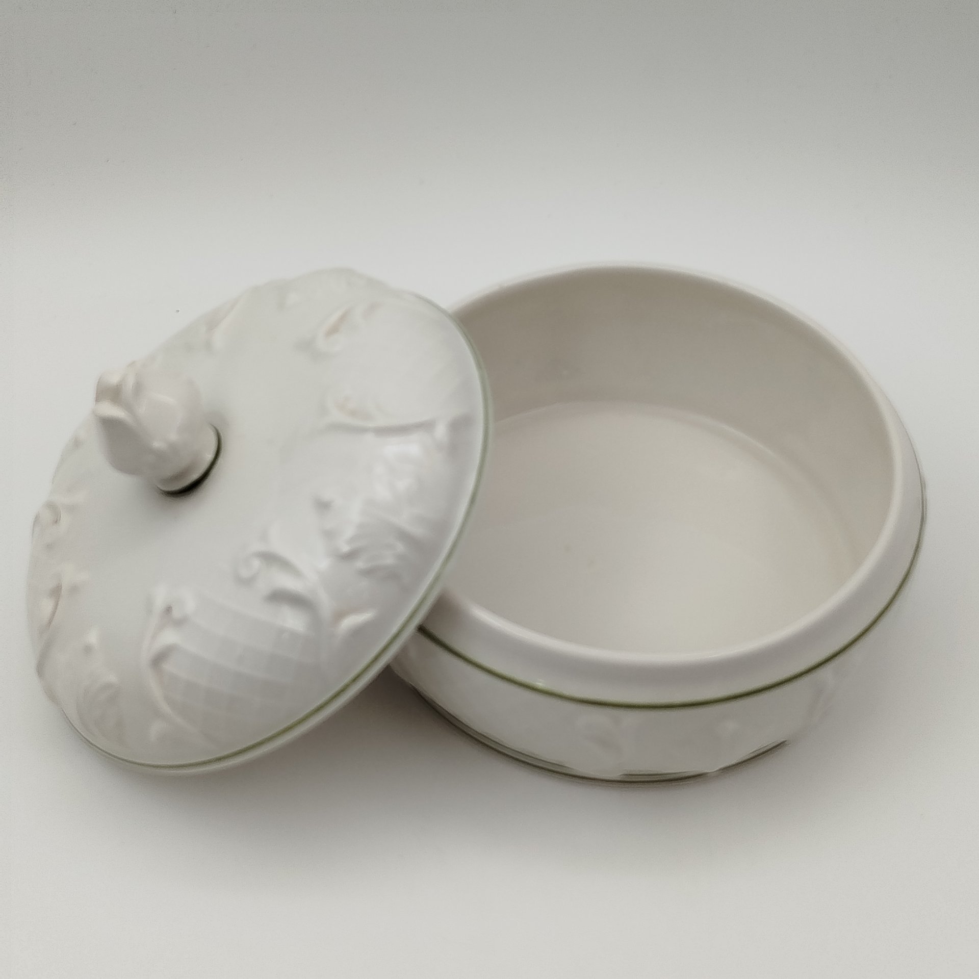 Бонбоньерка с рельефным декором, фаянс, Италия, 1960-1980 гг.