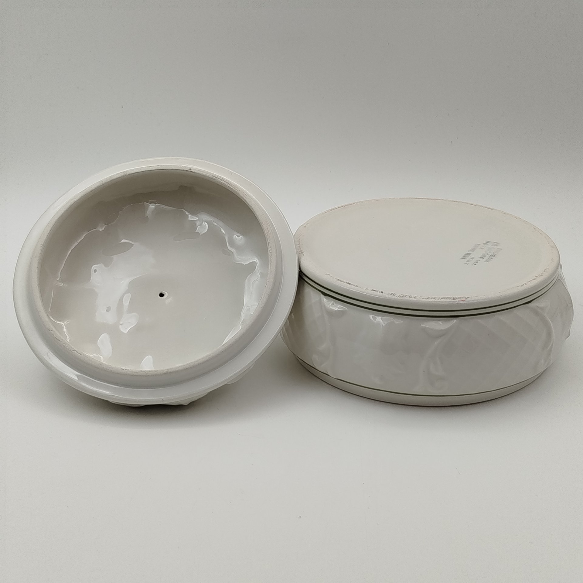 Бонбоньерка с рельефным декором, фаянс, Италия, 1960-1980 гг.