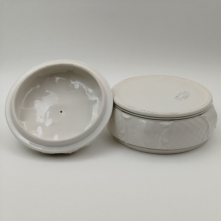 Бонбоньерка с рельефным декором