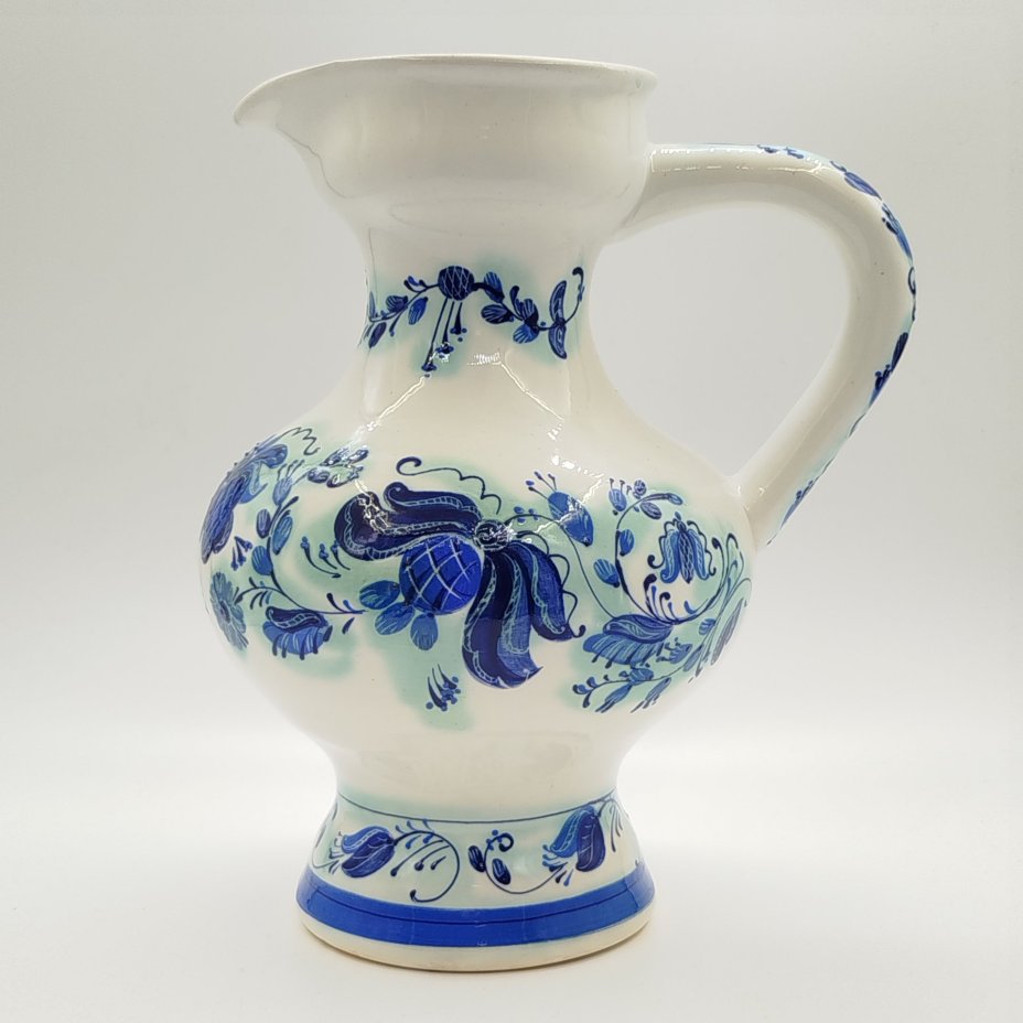 Кувшин с цветочным декором