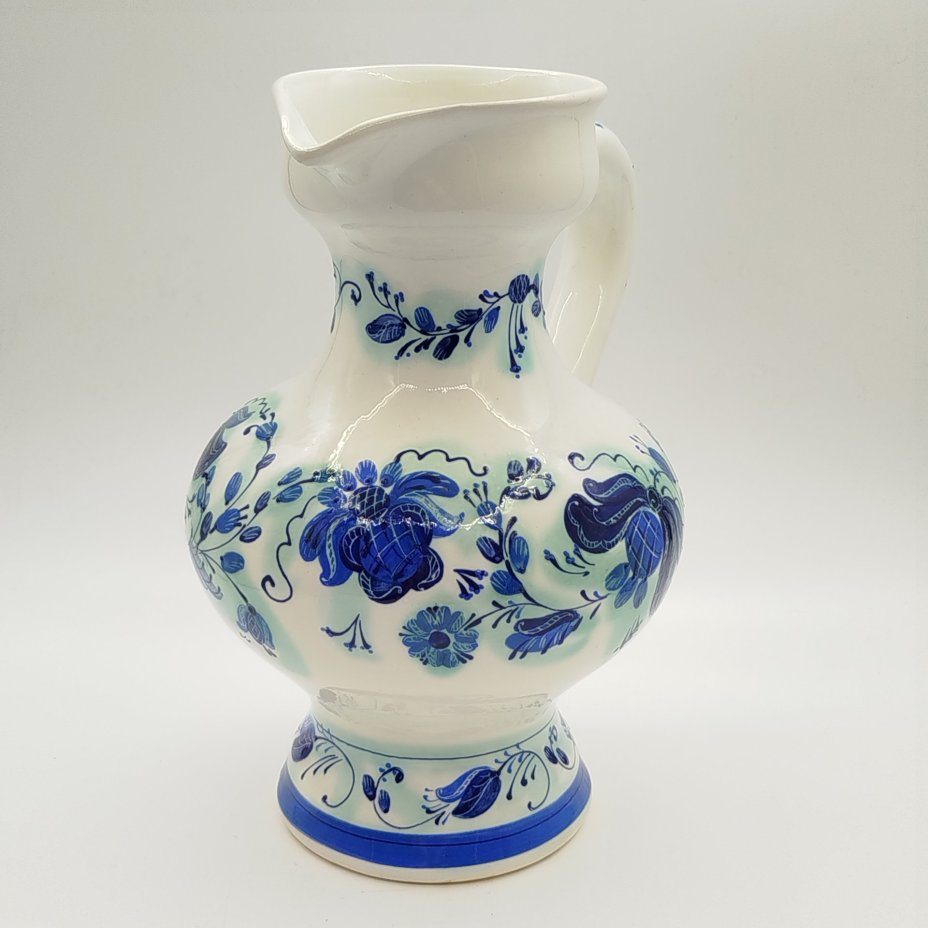 Кувшин с цветочным декором