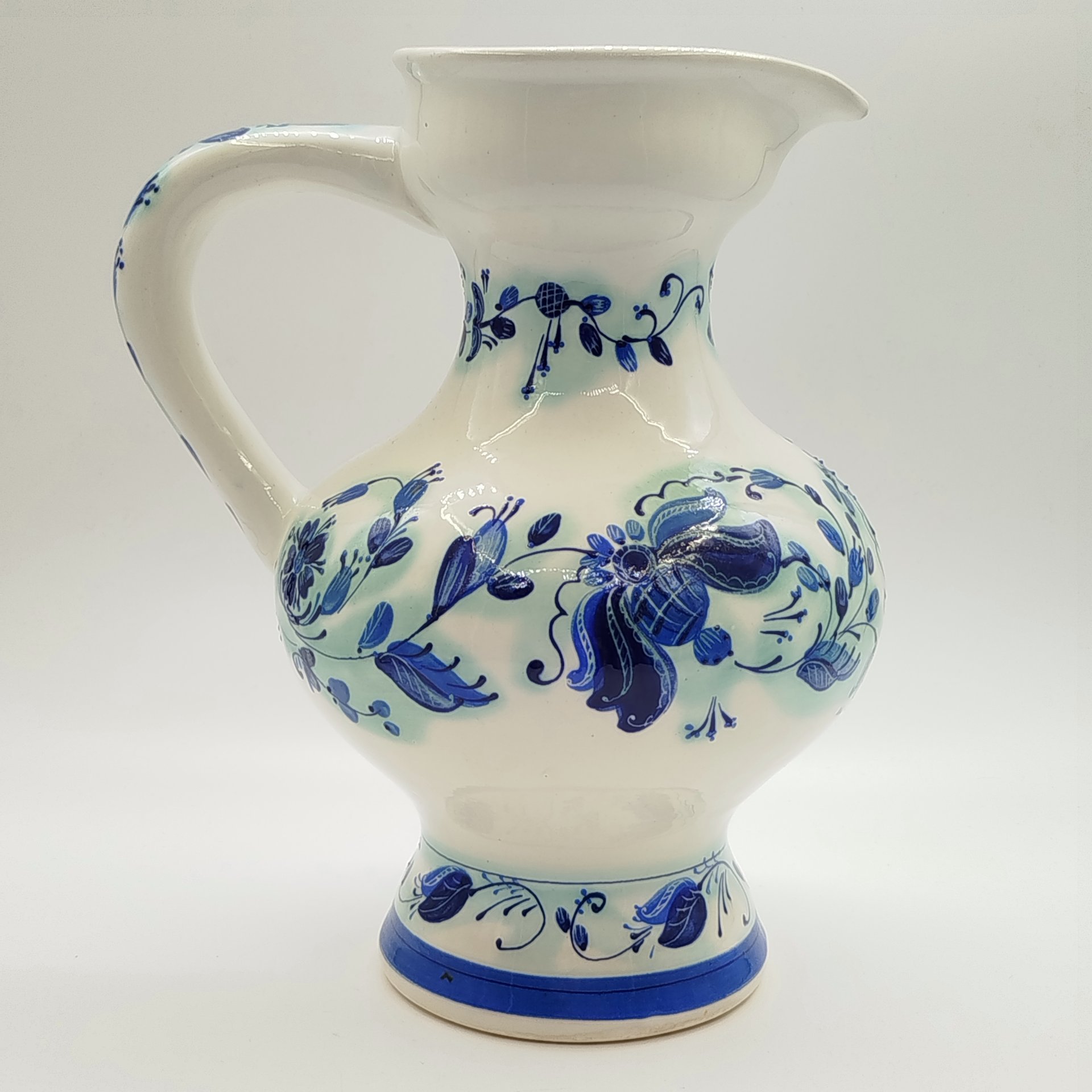 Кувшин с цветочным декором