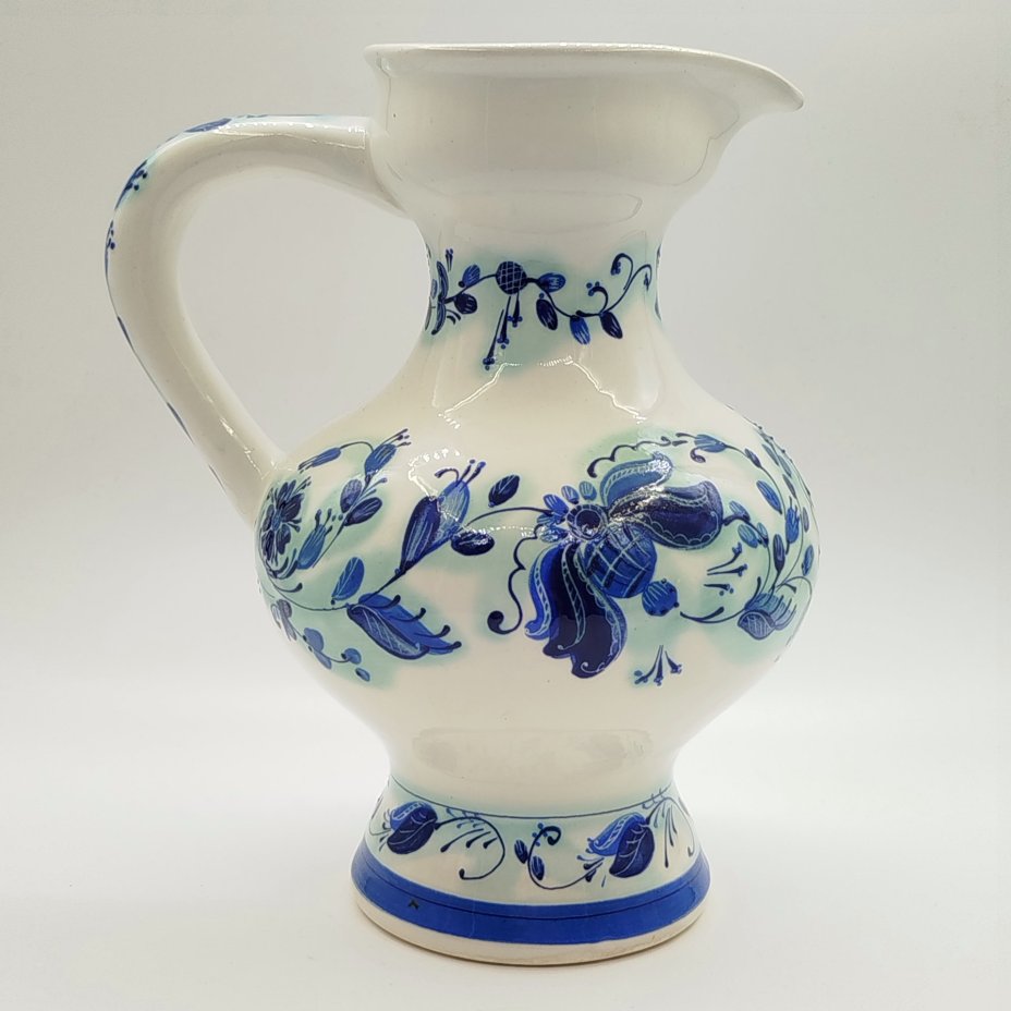 Кувшин с цветочным декором