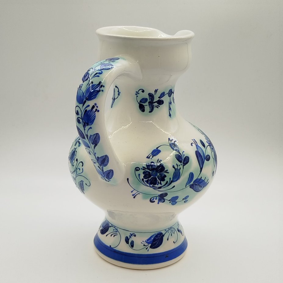 Кувшин с цветочным декором