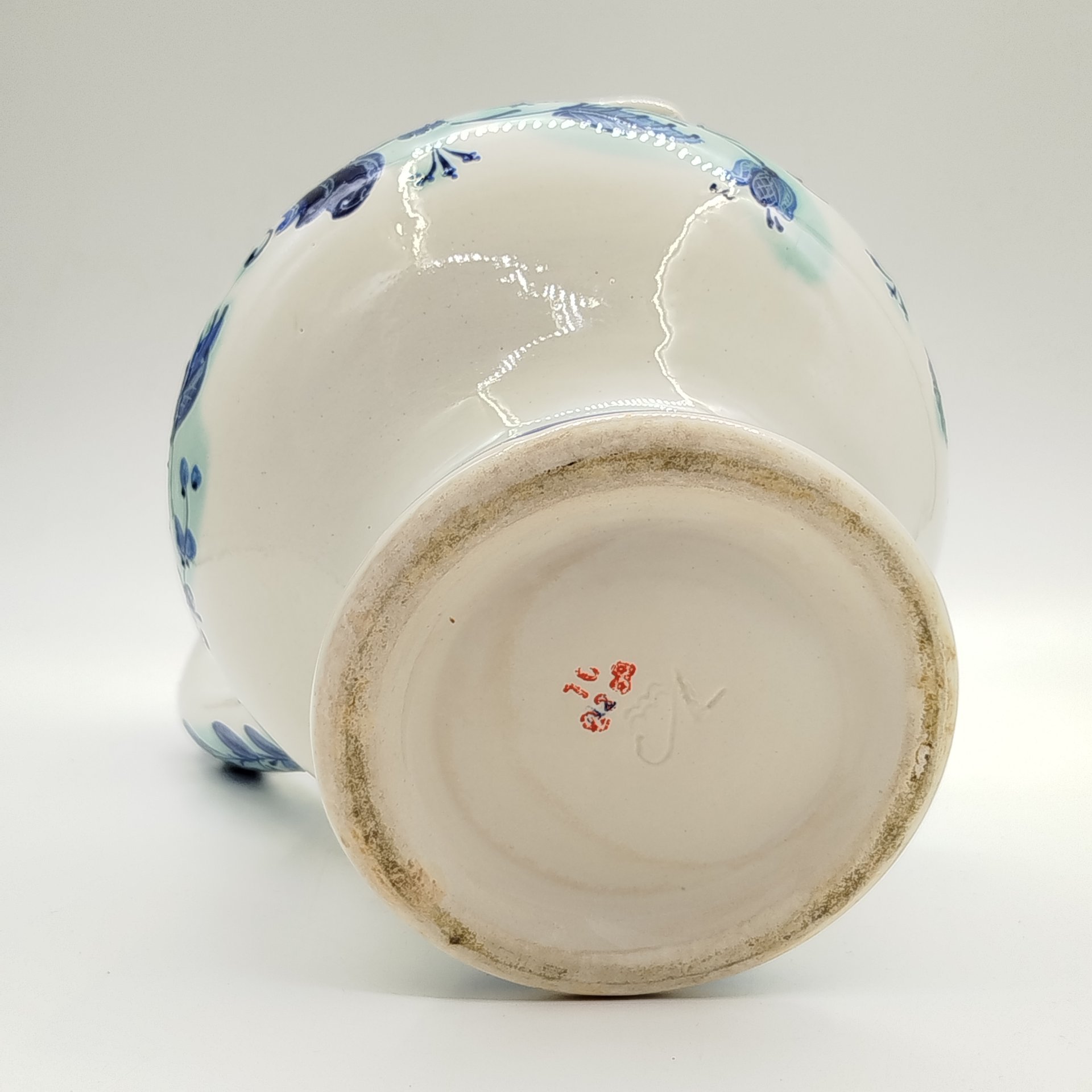 Кувшин с цветочным декором