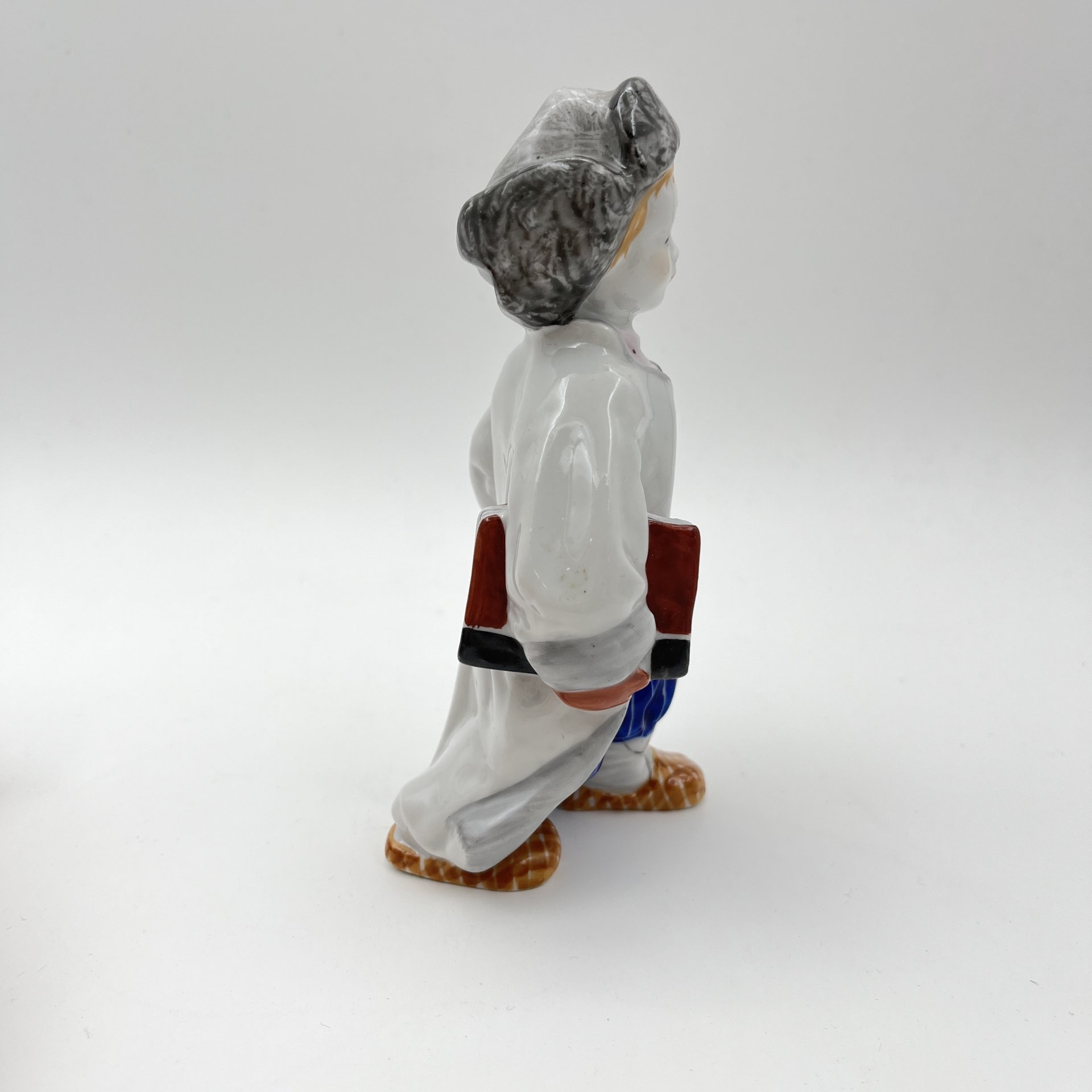 Статуэтка "Филиппок", скульптор А.Ф. Пахомов, фарфор, роспись, Ленинградский фарфоровый завод (ЛФЗ), СССР, 1960-1970 гг.